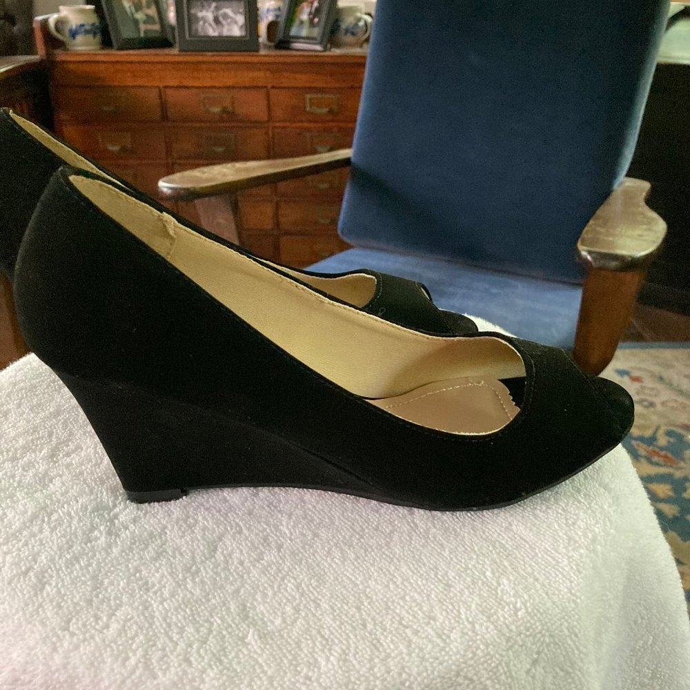 NWOT Toetos  Nubuck Wedges sz 8.5